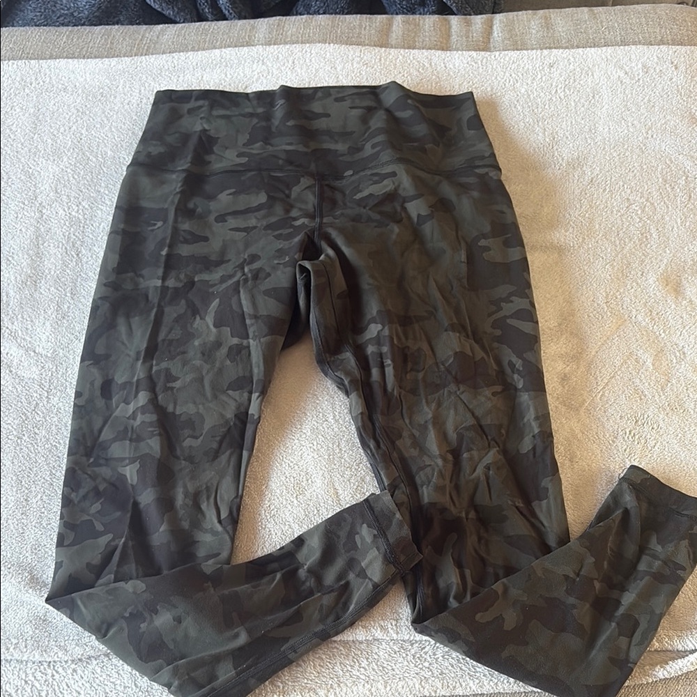 Lululemon Athletica Green and Black Leggings with Elastic Waistband
